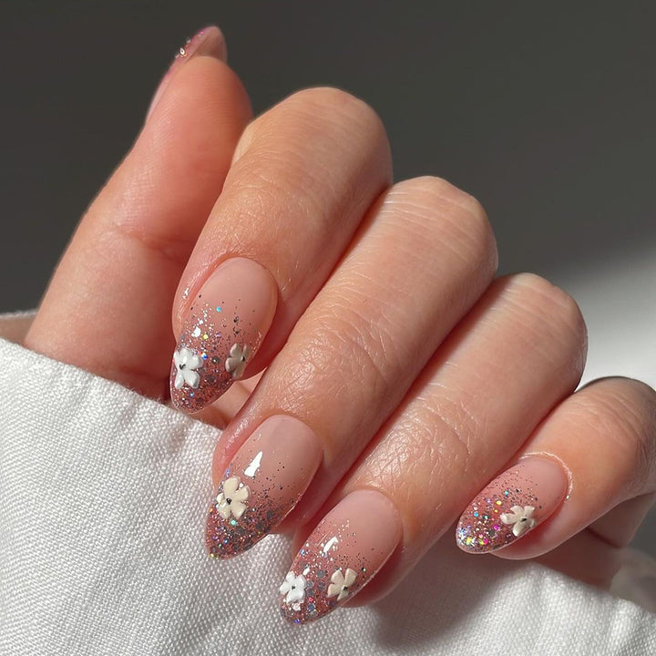 Glamouröse Nagelverlängerungen mit glitzerndem und floralem Design Karnz