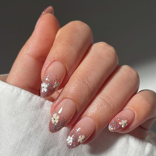 Glamouröse Nagelverlängerungen mit glitzerndem und floralem Design Karnz