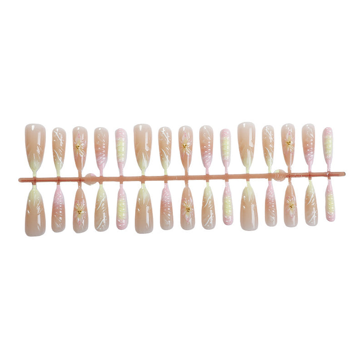 Floral Design Press-On Nail Set mit eleganten Akzenten Karnz