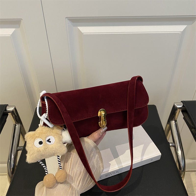 Elegante Wildleder-Handtasche mit verspieltem Schlüsselanhänger