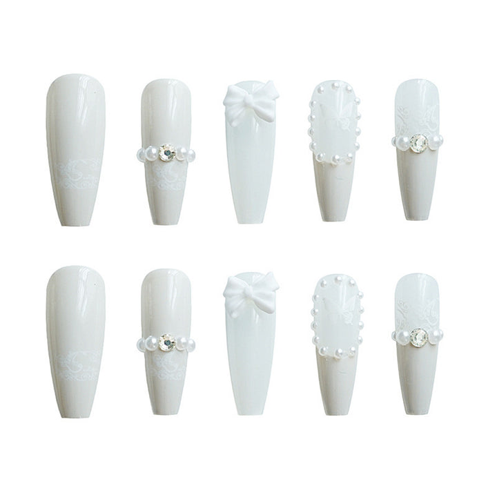 Elegantes dekoratives Press-On-Nagelkunstset mit Schmetterlingsakzenten