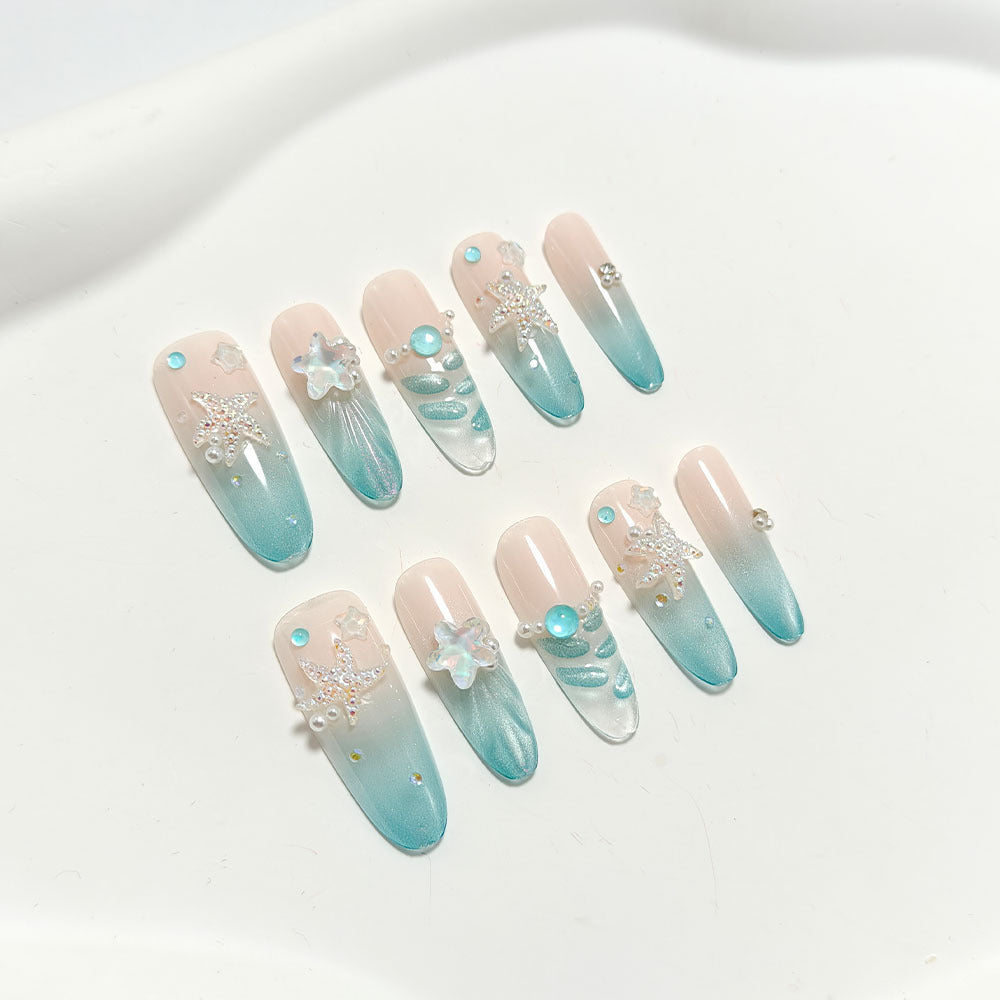 Elegante Nagelkunst mit Meeresthema und 3D-Akzenten Karnz