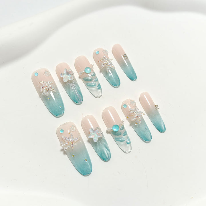 Elegante Nagelkunst mit Meeresthema und 3D-Akzenten Karnz