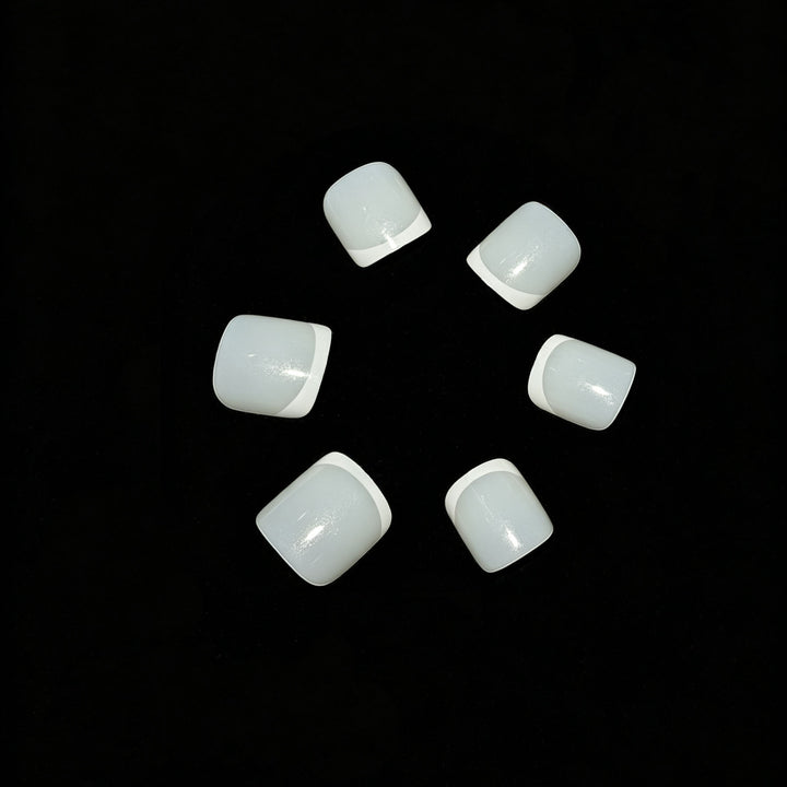 Stilvolle French Tip Drucknägel Karnz