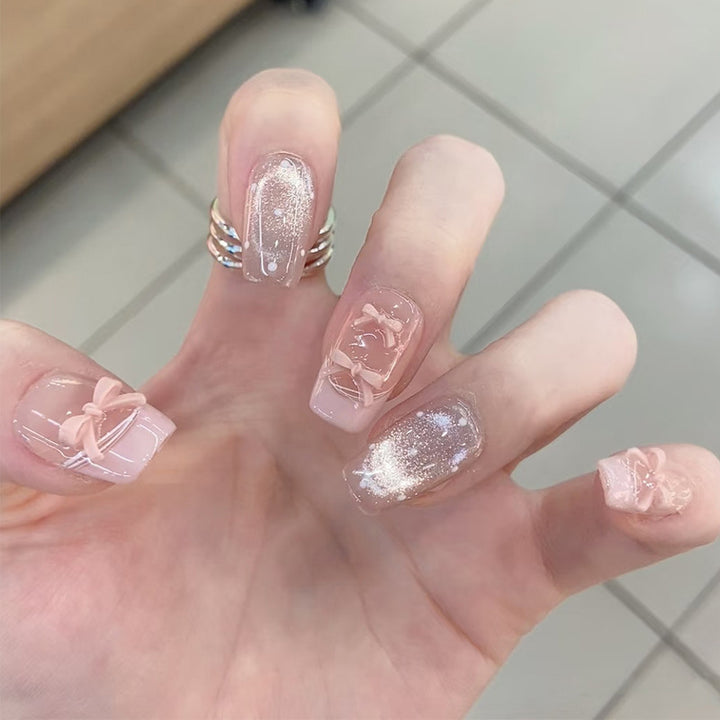 Dekoratives Press-On Nagelkunst-Set mit charmanten Blumen- und Schleifenakzenten Karnz
