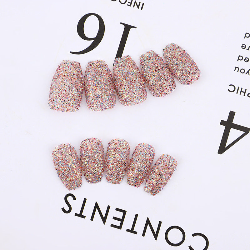 Glitzernde Kunstnägel im modernen Design Karnz