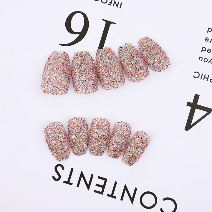 Glitzernde Kunstnägel im modernen Design Karnz