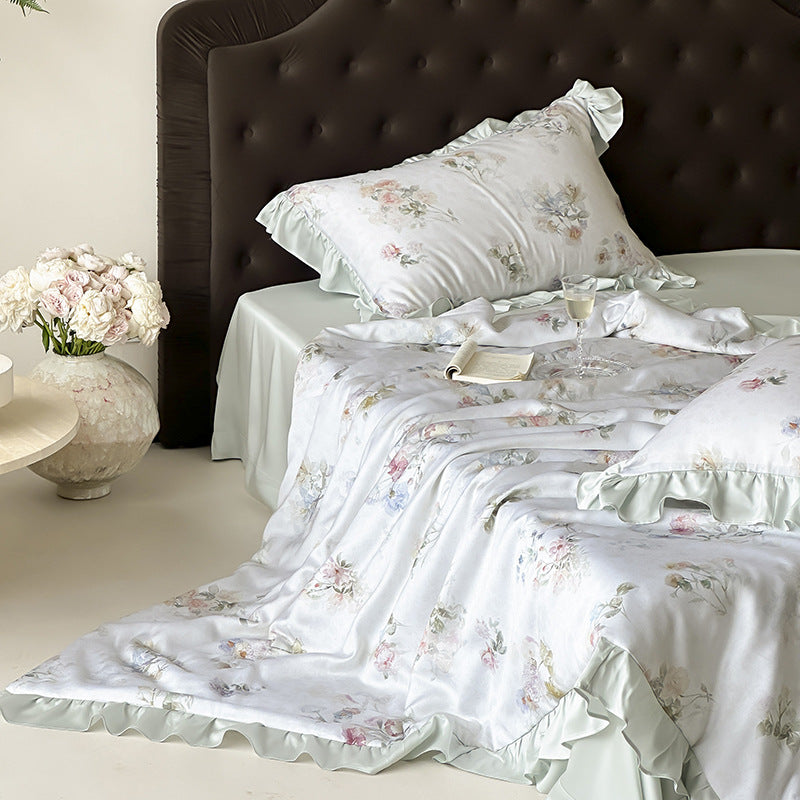 Satin-Schlafgarnitur mit seidigem Finish, Aquarell-Blumenmotiv und Volantkanten