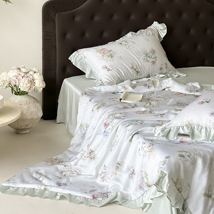 Satin-Schlafgarnitur mit seidigem Finish, Aquarell-Blumenmotiv und Volantkanten