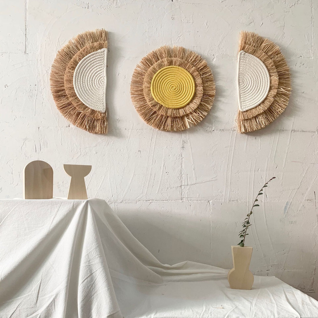 Dekorativer Wandschmuck mit Kunstfaser und Holzperlen Karnz