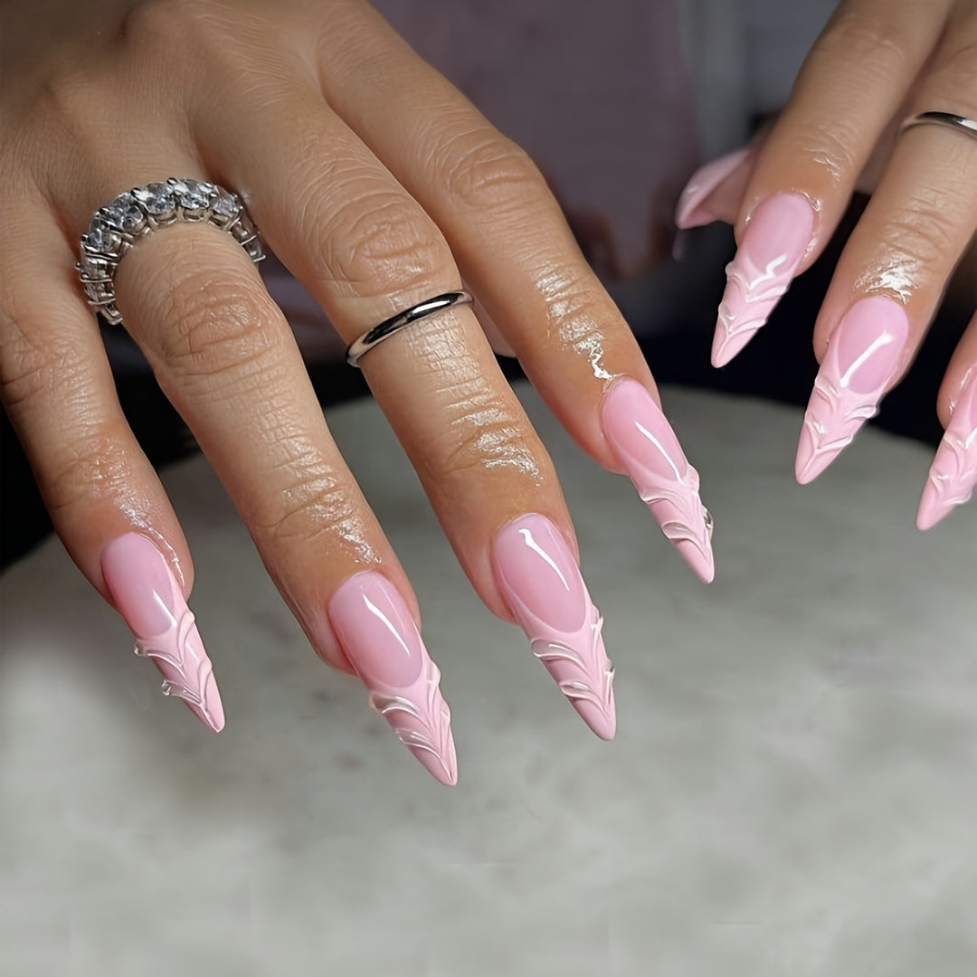 Kunstnagelset mit eleganten Spitzen und filigranem Design Karnz