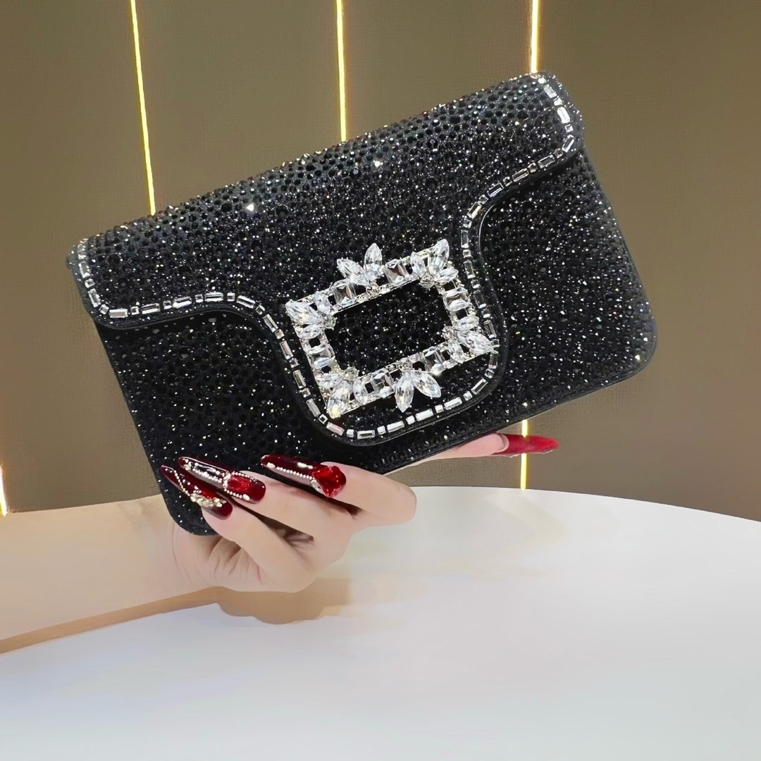 Glänzende, mit Kristallen verzierte Abend-Clutch