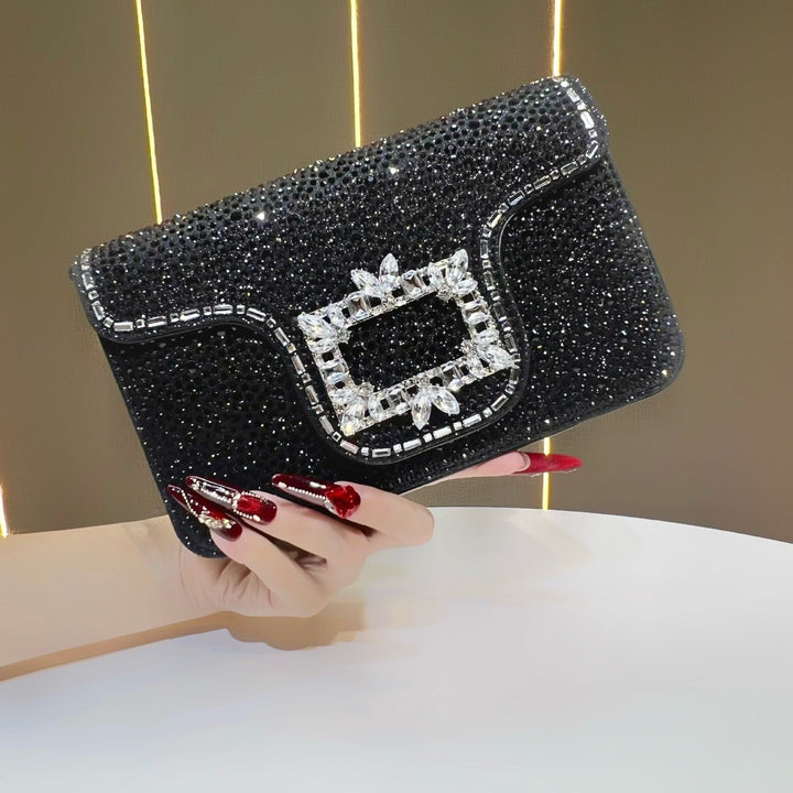 Glänzende, mit Kristallen verzierte Abend-Clutch