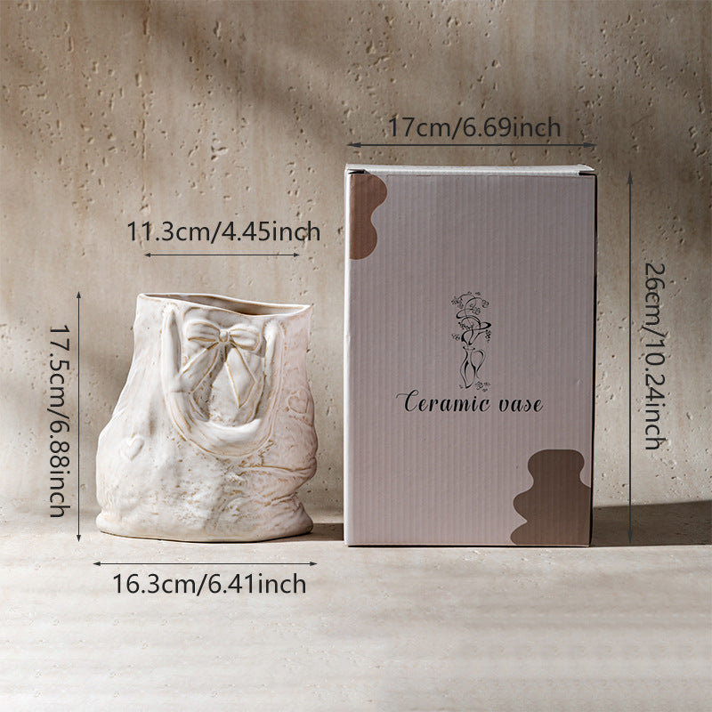 Keramische handgravierte taschenförmige dekorative Vase mit Schleifenrelief und strukturierter Oberfläche