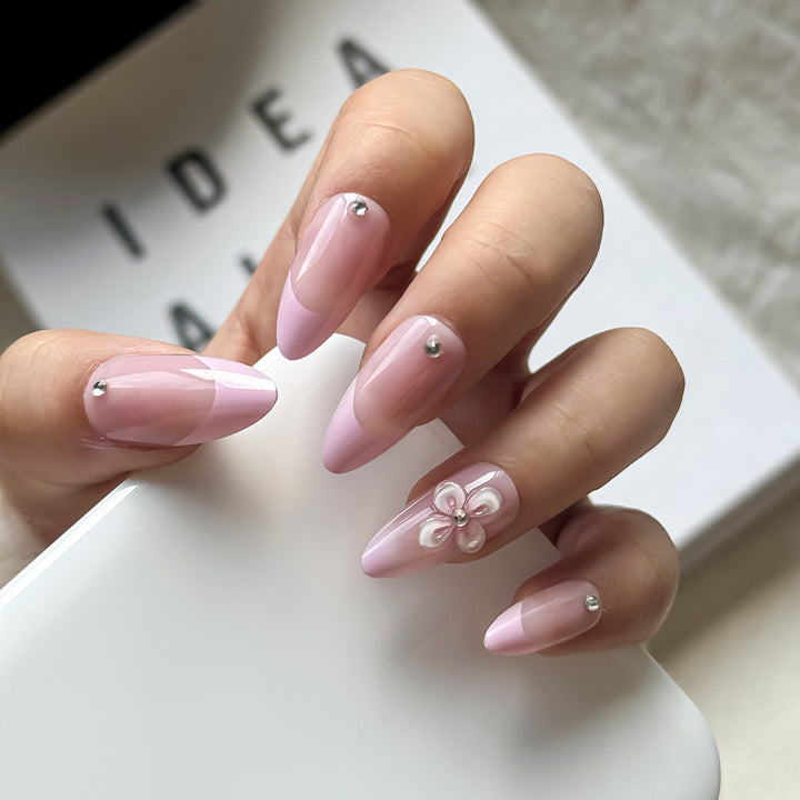 Elegante Press-On-Nagel-Set mit floralem Akzent Karnz