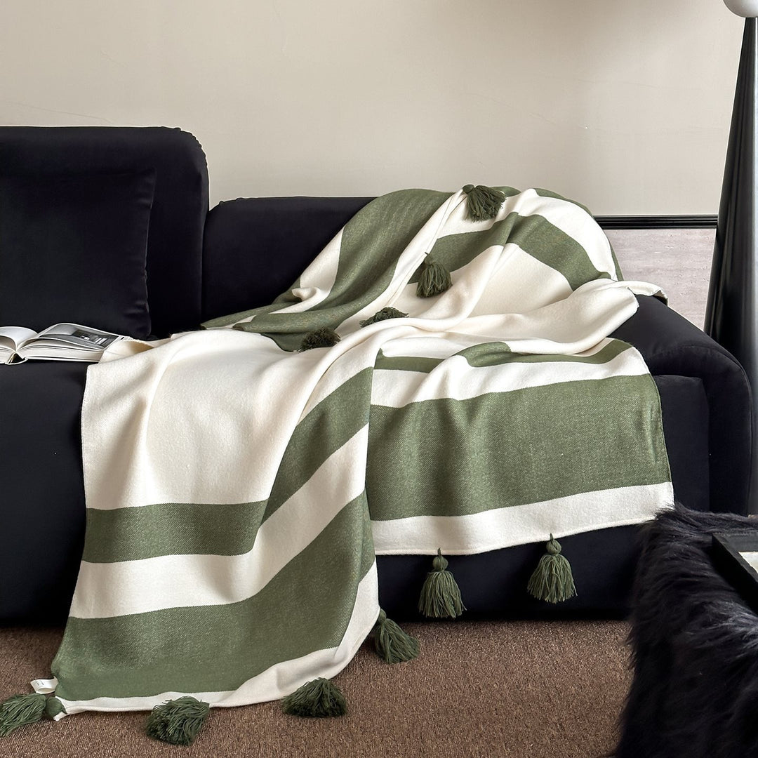 Weich gewebte Kuscheldecke mit Quasten und diagonalen Streifen