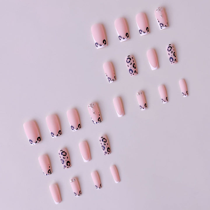 Kunstnagelset mit luxuriösem Leopardenmotiv und eleganten Glitzerakzenten Karnz