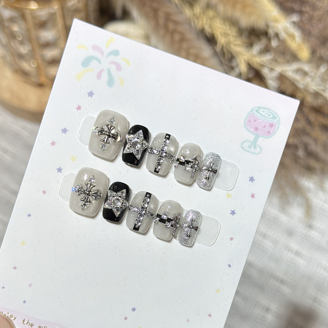 Künstlerisches Press-On Nagelkunst Set mit Edelsteinakzenten Karnz