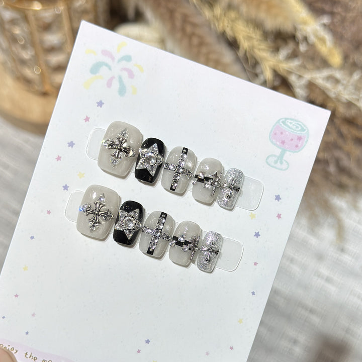 Künstlerisches Press-On Nagelkunst Set mit Edelsteinakzenten Karnz