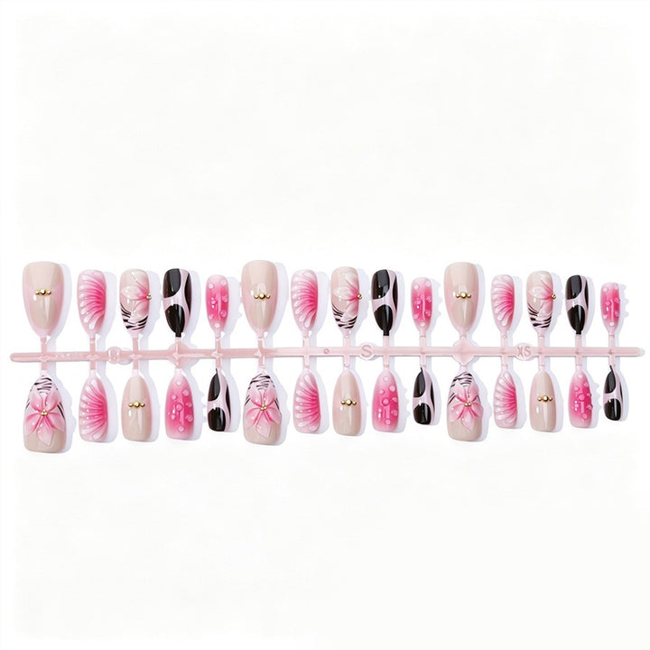 Kunstnagelset mit filigranen Blüten- und Glitzerakzenten Karnz