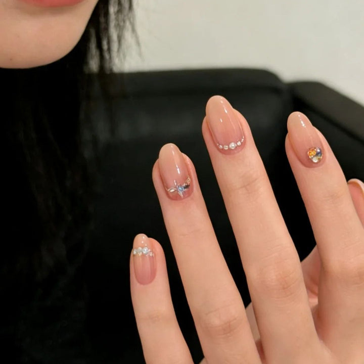 Elegante dekorative Nagelverzierungen