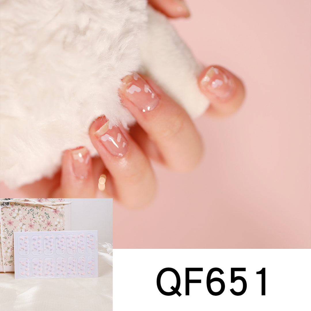 Künstliche Nagelkunst mit herzförmigen Designs und sanften Farbverläufen Karnz