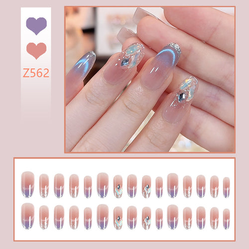Kunstnagelset mit elegantem Glitzereffekt und verschönerten Applikationen Karnz