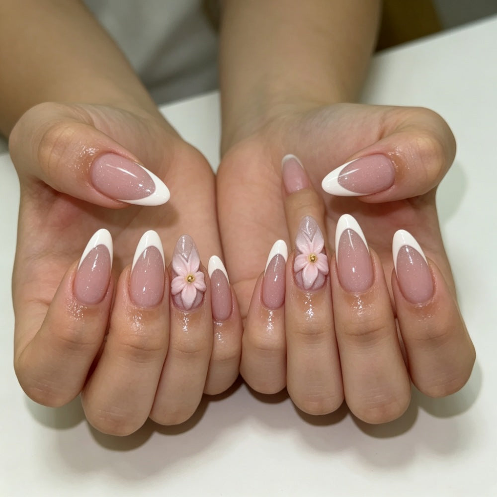 Kunstnägel mit Blumiger Verzierung und Elegantem French-Tip Karnz