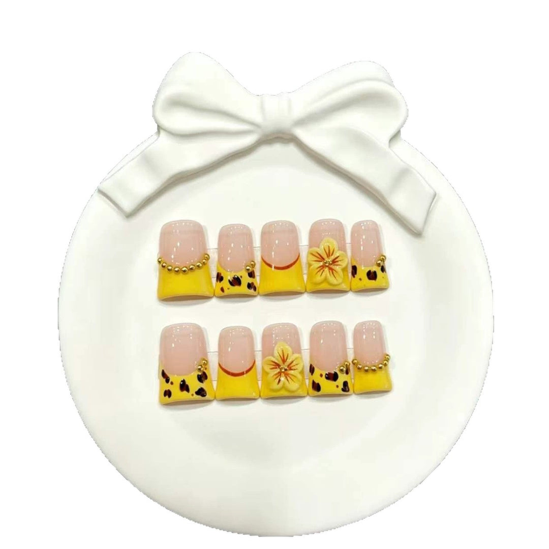 Künstlerisches Press-On-Nagelset mit floralen und tierischen Druckdesigns