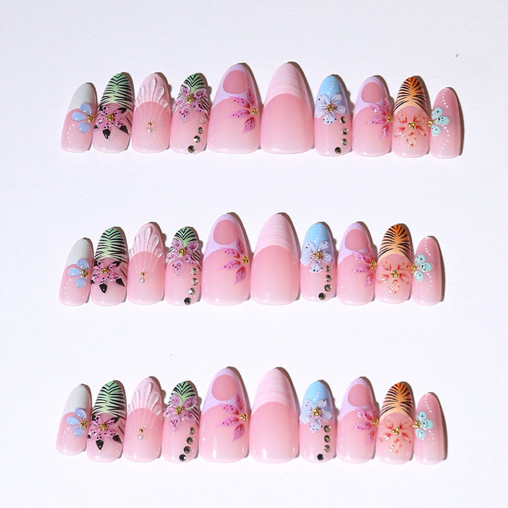 Künstlerisches Floral Press-On Nageldesign Karnz