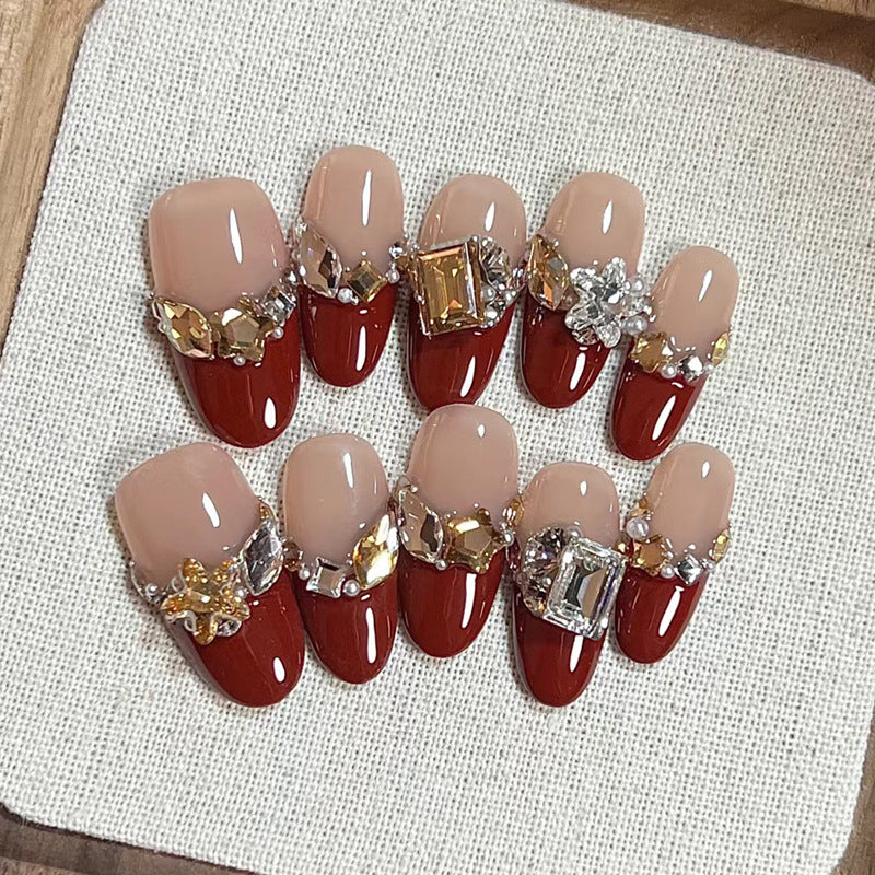Elegantes Press-On-Nageldesign mit Strassakzenten Karnz