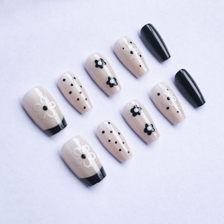 Stylisches Blumen-Nagelkunst-Set