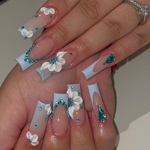 Dekorative Press-On Nägel mit einzigartigen floralen und Edelstein-Akzenten Karnz