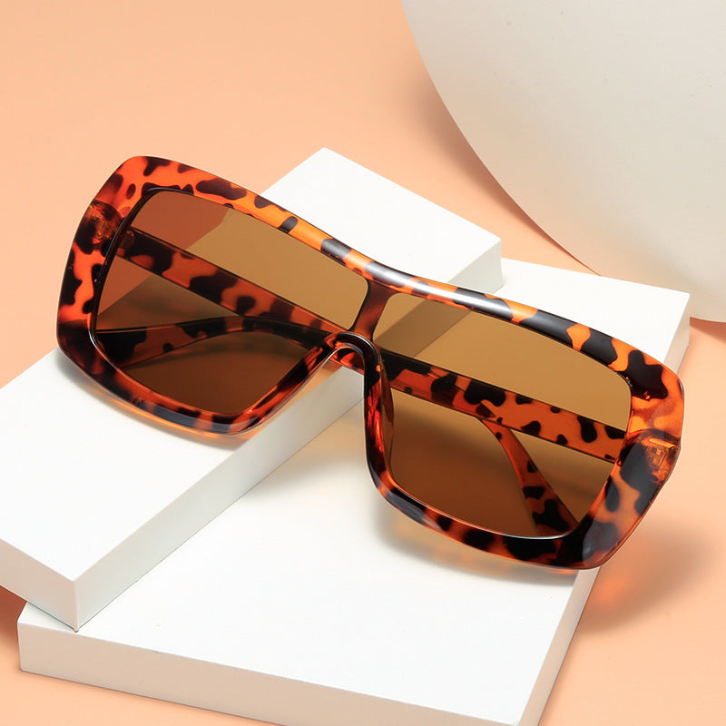 Damen stilvolle Oversize-Sonnenbrille im futuristischen Design Karnz
