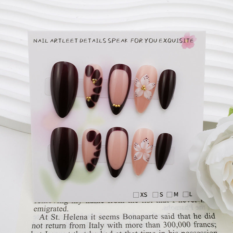 Kunstnagelset mit eleganten Blumenmustern und Glamour-Akzenten Karnz