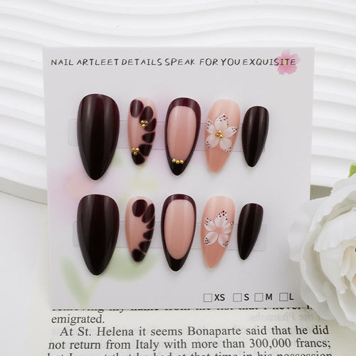 Kunstnagelset mit eleganten Blumenmustern und Glamour-Akzenten Karnz