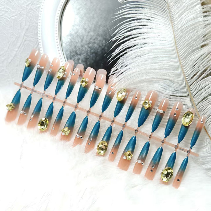 Kunstnägel Im Eleganten Stiletto-Stil mit Funkelnden Akzenten Karnz