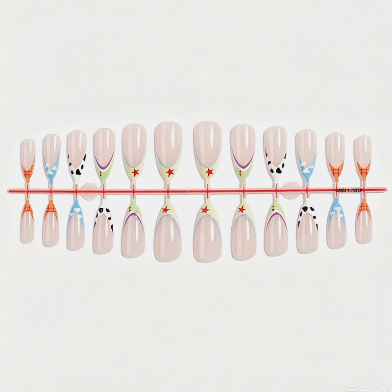 Kreatives Kunstnagelset mit bunten Designs Karnz