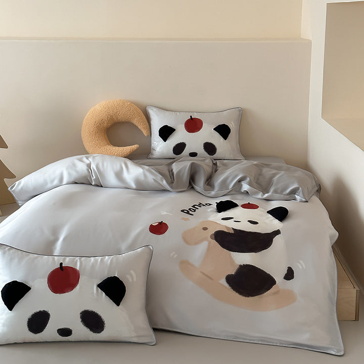 Kinderbettwäsche aus seidenmattem Satin mit illustrativem Panda- und Apfelprint sowie feiner Paspel