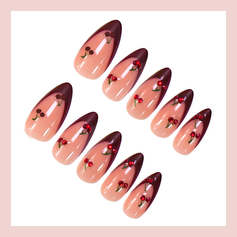 Kunstnagelset mit eleganten Spitzen und glamourösen Nagelakzenten Karnz