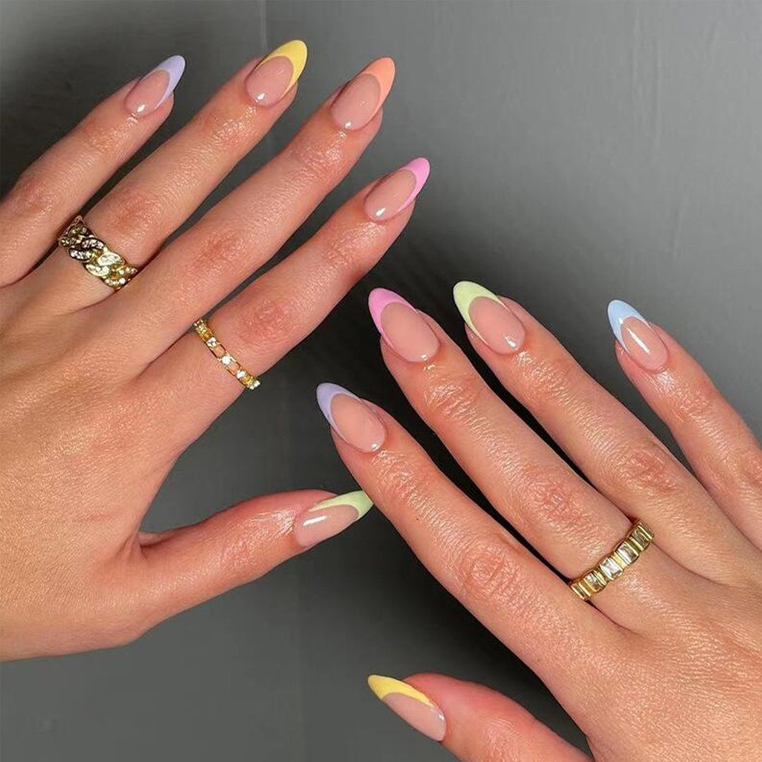 Kunstnagelset mit sanften Farbverlauf und eleganten Spitzen Karnz