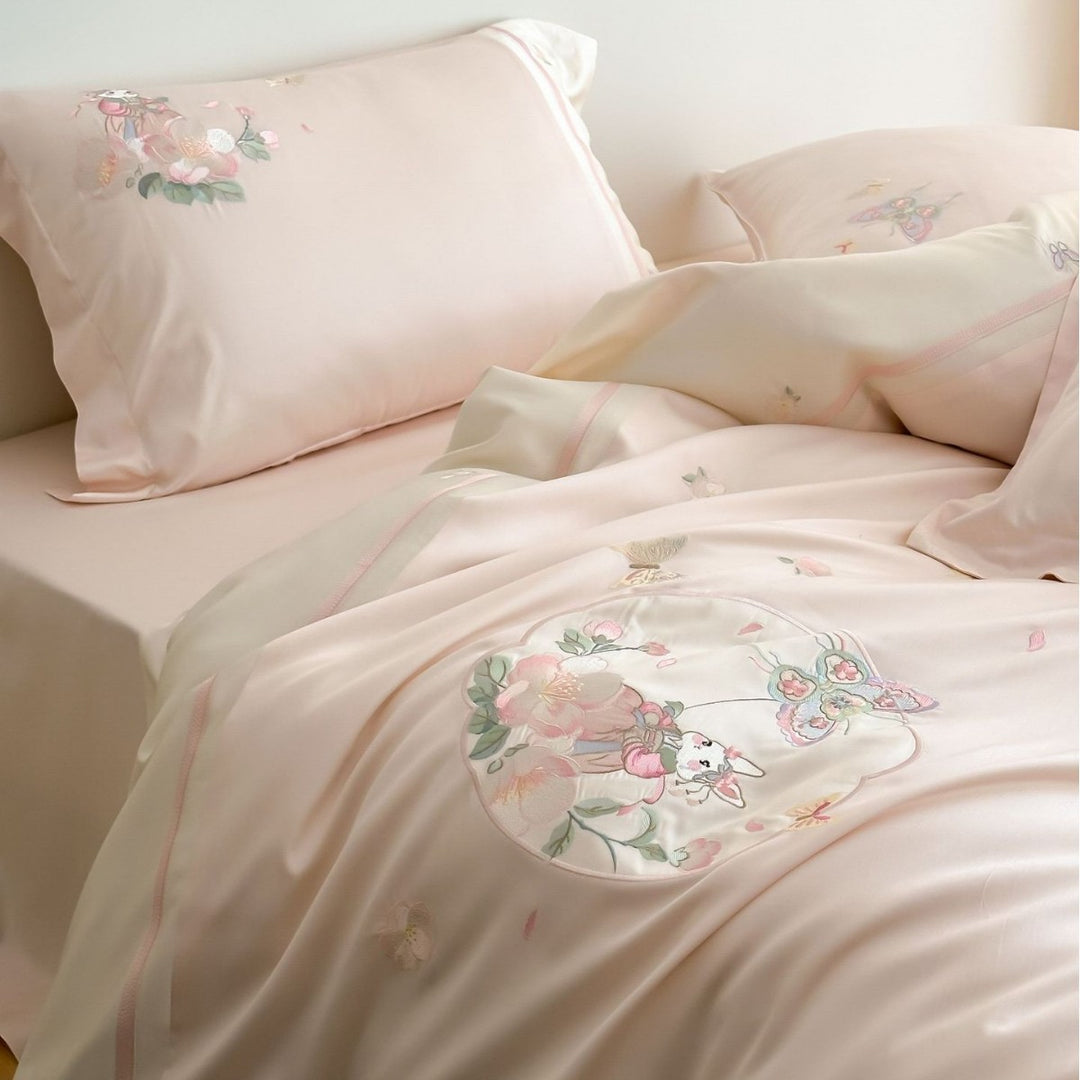 Satin-Bettwäschegarnitur mit zarter Schmetterlings- und Blumenstickerei