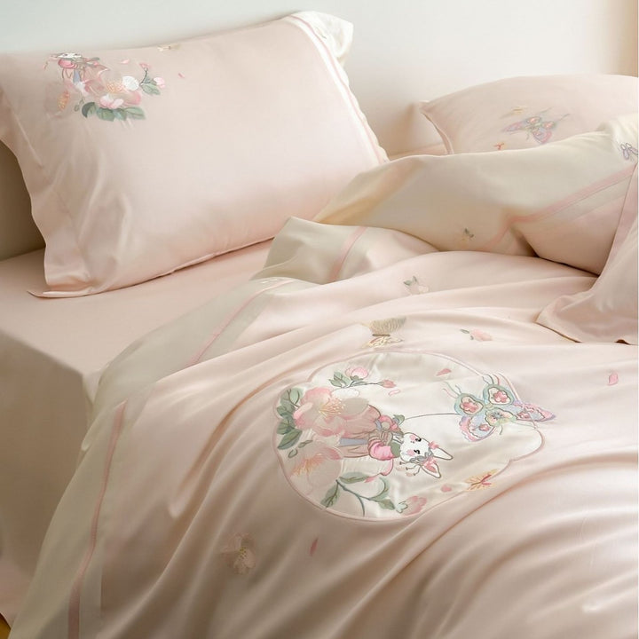 Satin-Bettwäschegarnitur mit zarter Schmetterlings- und Blumenstickerei