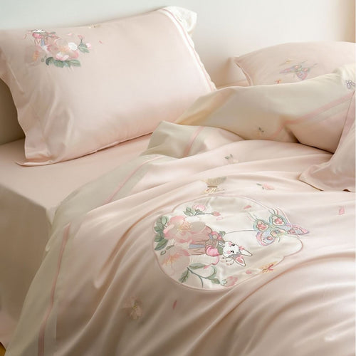 Satin-Bettwäschegarnitur mit zarter Schmetterlings- und Blumenstickerei