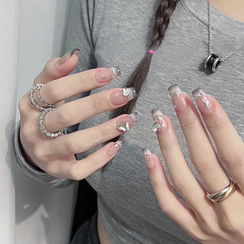 Kunstnagelset mit funkelnden Kristallverzierungen Karnz