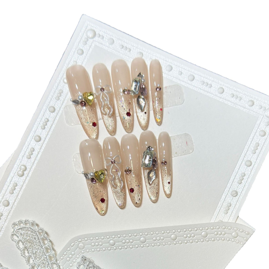 Dekoratives Stiletto-Nagelkunst-Set mit Edelstein-Akzenten Karnz
