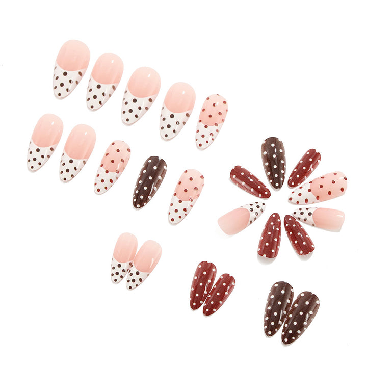 Kreative Kunstnägel im modernen Polka-Dot-Design Karnz