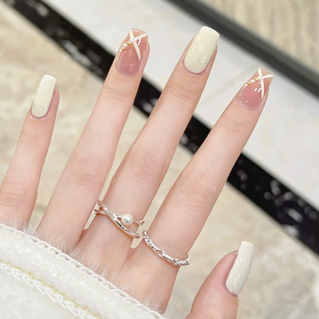 Kunstnagelset mit elegantem und verspieltem Design Karnz