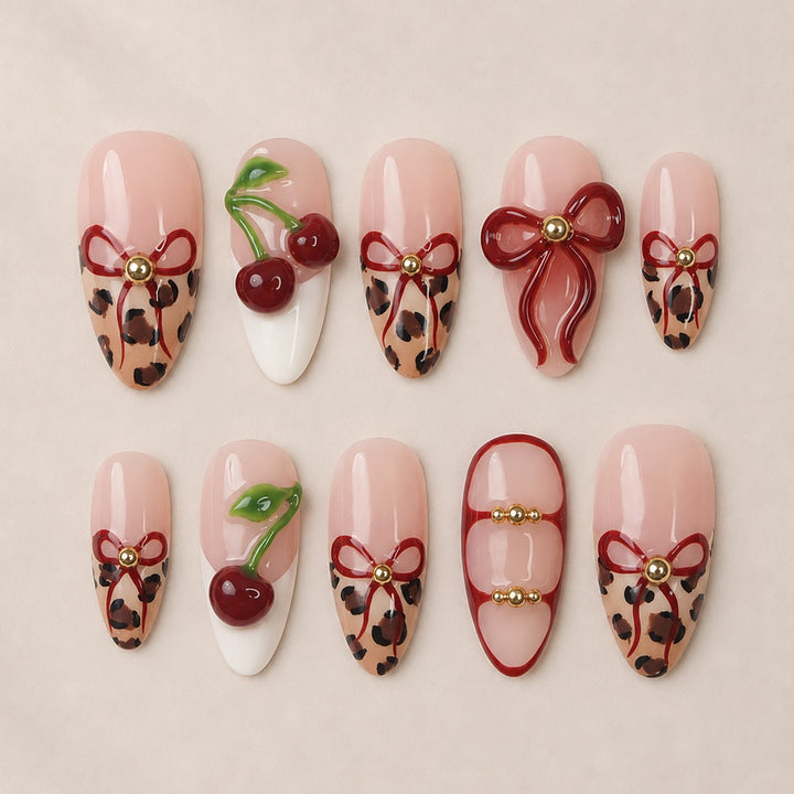 Kunstnagelset mit stilvollen floralen und animalischen Akzenten Karnz