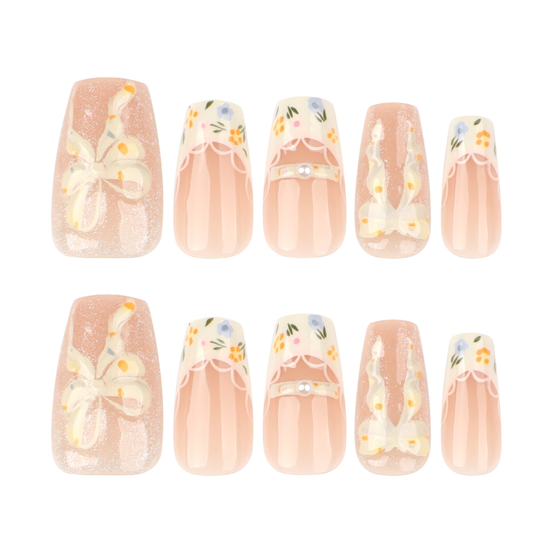Kunstvolle Nagelverlängerungen mit floralem Design und Schleifenakzenten Karnz